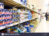 kunden-einkaufen-in-einem-lidl-supermarkt-2a3n5a8