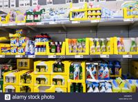 reinigungsmittel-auf-dem-display-und-zum-verkauf-in-einen-lidl-supermarkt-2a53mxy